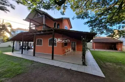 Casa espaçosa com piscina em um terreno de 898,51m2 a 290m da praia