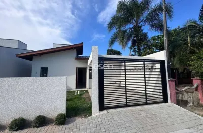 Casa à Venda na Praia de Itapoá no balneário Brandalize, com 2 Dormitórios (1 Suíte) apenas 500m do Mar