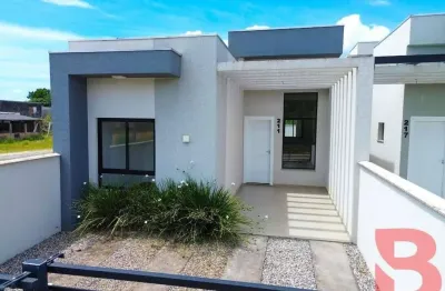 Casa nova com 03 quartos, 01 suíte, com excelente padrão de acabamento, apenas 200 metros do mar.