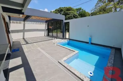 Sobrado novo 03 suítes e piscina - excelente padrão de acabamento, localizado no baln. rainha do mar