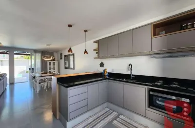 Sobrado amplo, mobiliado com  03 quartos sendo 01 suíte e piscina - excelente padrão de acabamento, localizado no baln. cambiju á 100m  da praia.