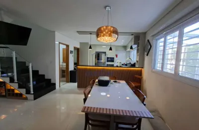 Lindo sobrado, moderno, com 3 dorms, 1 suíte, na Vila Guilhermina, Praia Grande.