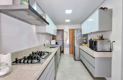 Apartamento com 2 suítes, varanda gourmet, 2 vagas, no quarteirão da praia !