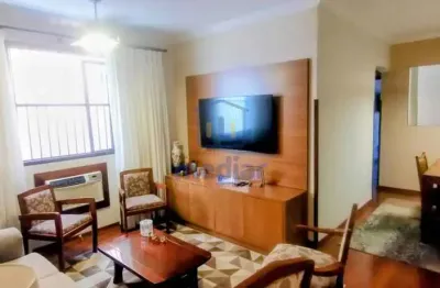 Apartamento com 2 dormitórios sendo uma suíte, de frente, vista lateral ao mar e garagem demarcada.