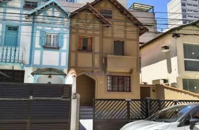 Sobrado para locação no Embaré, a 150 metros da praia, próximo da Igreja.