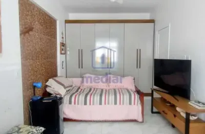 Apartamento 1 Dormitório, reformado e mobiliado, prédio com portaria 24 horas e elevador !