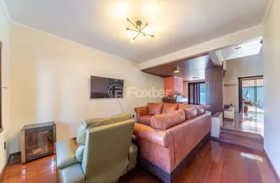 Vendo ampla e linda casa com piscina 4 quartos no bairro  Jardim Itu em Porto Alegre