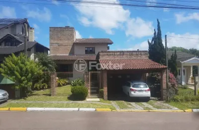 Confortável casa em condomínio fechado com infra completa de lazer