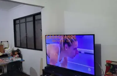 Casa com 02 quartos, 75mts no parque novo horizonte sjc