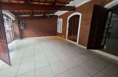 Casa p/ Locação - 3 quartos, 2 suítes, 220m² - Bosque dos Eucaliptos