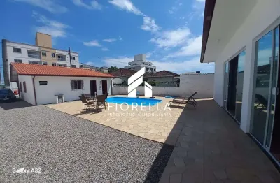 Casa à venda com 03 dormitórios em amplo terreno no bairro aririú, em palhoça/sc.
