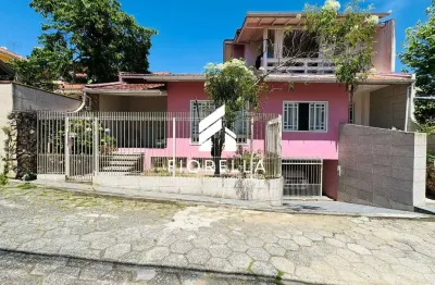 Casa à venda com 260m² de área privativa, 04 dormitórios, sendo 01 suíte, em coqueiros/florianópolis-sc.