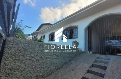 Casa térrea à venda com 03 dormitórios, sendo 01 suíte, em barreiros/são josé-sc.