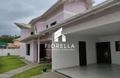 Casa duplex com 05 dormitórios, sendo 02 suites, no bairro caminho novo em palhoça/sc.