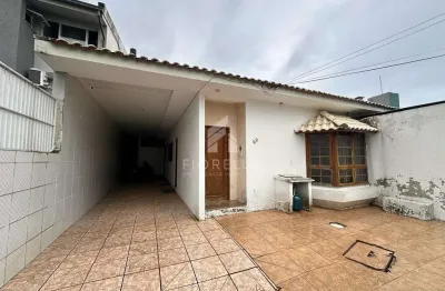 Casa com potencial de expansão e rendimento sólido no bairro trindade - florianópolis/sc