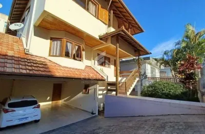 Casa com 04 dormitórios, sendo 02 suítes no bairro trindade - florianópolis/sc