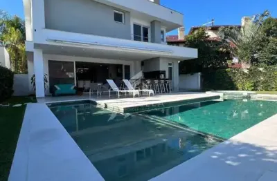 Casa com 05 dormitórios, sendo 01 suíte master no bairro jurerê internacional - florianópolis/sc