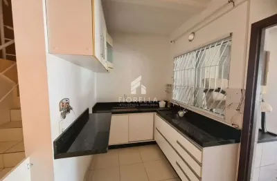 Sobrado com 2 dormitórios, bairro Forquilhas em São José/SC.