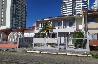 Casa de 02 pavimentos com 04 dormitórios, sendo 01 suíte no bairro kobrasol - são josé/sc
