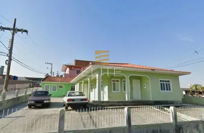 Casa aconchegante de 02 dormitórios com vagas cobertas no bairro campinas - são josé/sc