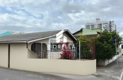 Casa de esquina à venda  321m² de área  3 dormitórios  kobrasol, são josé/sc