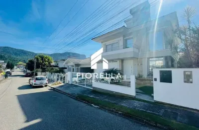 Casa alto padrão com 03 dormitórios na Pedra Branca, Palhoça/SC.