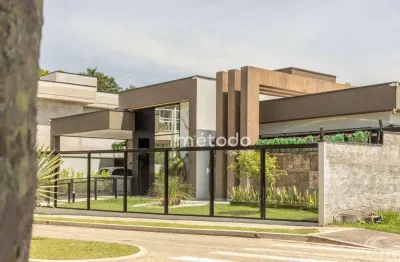 Casa de Alto Padrão no Condomínio Vista do Lago - Vista Panorâmica e Arquitetura Moderna