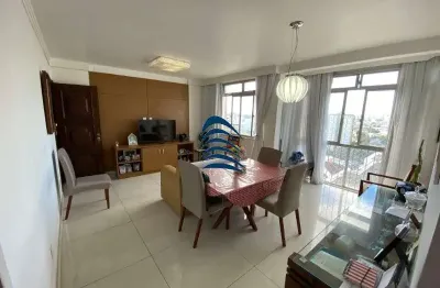 Apartamento amplo com 119m, nascente, andar alto, sala em dois ambientes, varanda integrada, cozinha, área de serviço, dependência completa, 03 quartos amplos, sendo um deles vista mar, lavabo, banhei