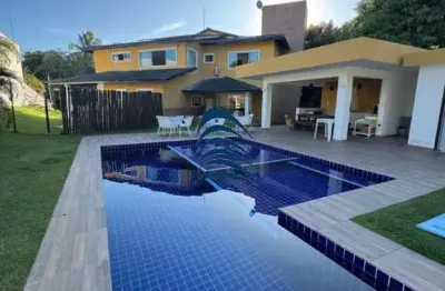 Casa  com 5 suítes climatizadas, armários planejados, sendo 2 com closet e a principal com hidromassagem.