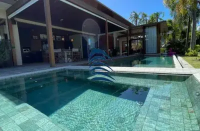 Casa deslumbrante situada no residencial das acácias dentro do condomínio piscinas naturais  projeto realizado pelos renomados arquitetos caio bandeir