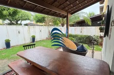 A casa em condomínio na avenida luiz tarquínio, em vilas do atlântico, lauro de freitas