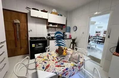 Apartamento amplo  térreo, 02 quartos sala ampla com dois ambientes  banheiro socia