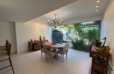 Casa mobiliada  a venda no condomínio  residencial quatro rodas em itapuã, 4 quartos sendo 2 suítes, sala de estar com 2 ambientes integrados, lavabo