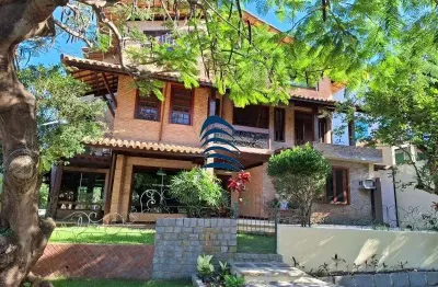 Excelente casa 5 suítes condomínio águas do jaguaribe, 450m2 construída!  térreo: jardins; sala para 03 ambientes; lavabo social;