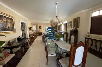 Casa extremamente bem cuidada!!  passou por reforma e está em perfeito estado com tudo funcionando.