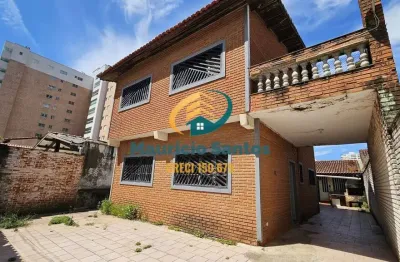 Sobrado em mongaguá, bairro jardim marina, excelente localização, quadra da praia, 4 dormitórios sendo 1 suíte, edícula.