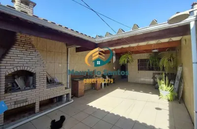 Sobrado em mongaguá, bairro itaóca, 3 dormitórios sendo 1 suíte e demais dependências, imóvel espaçoso, excelente padrão e localização.