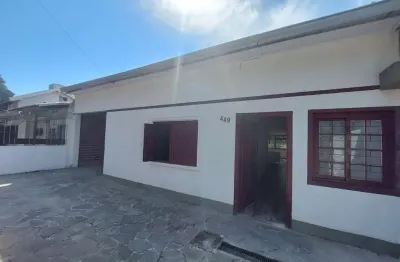 Casa 4 dormitórios para locação no bairro Nonoai, zona sul de Porto Alegre, RS.