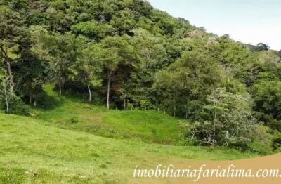 Você vai ter paz e união com sua família nesta chácara. ela fica em um local seguro e com uma vista linda para a serra. aproveite a oportunidade e mud