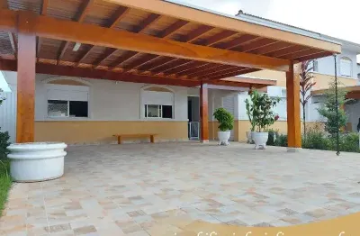 Esta linda casa está localizada no condomínio reserva anauá, ela dispõe de 3 quartos, sendo 1 suíte e um total de 2 banheiros. a casa dispõe de móveis