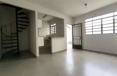 Casa em condomínio fechado com 2 quartos para alugar na Rua Frutuoso Viana, 33, Havaí, Belo Horizonte por R$ 1.800