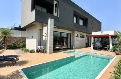 Casa de Luxo Mobiliada à Venda no Vale das Águas | 4 Suítes | 360 m²