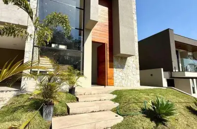 Casa de alto padrão em condomínio fechado – localização privilegiada
