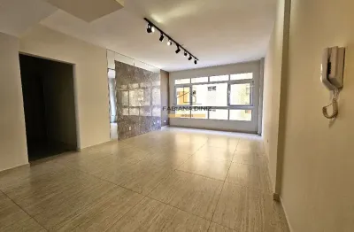 Lindo apartamento pé na areia, situado em andar intermediário.