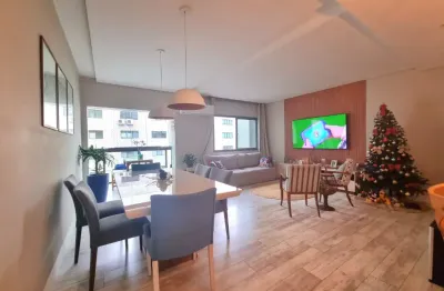 Apartamento na orla da praia, com duas vagas de garagem e piscina.