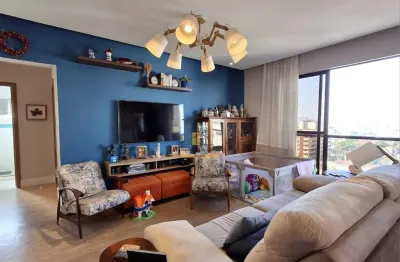 Lindo apartamento, rico em planejados, situado em andar alto com vista livre.