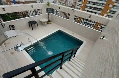 Cobertura com vista mar, bem localizada, poucos passos da orla da praia.