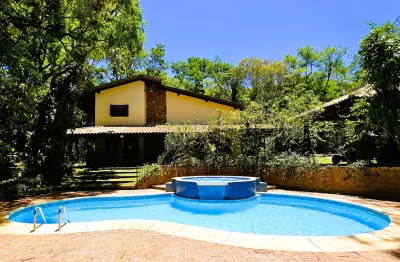 Refúgio em meio à natureza – chácara com acesso à lagoa e espaço gourmet completo!