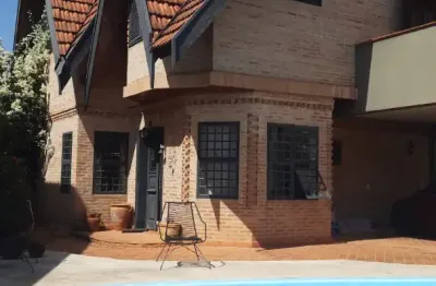 Chalé estilo europeu em condomínio fechado, com piscina, bem localizado.