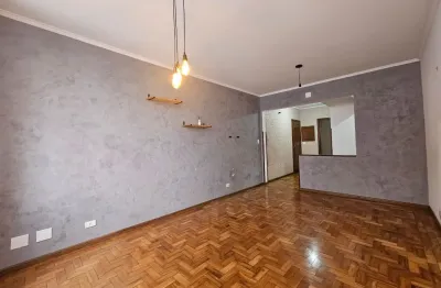 Apartamento charmoso, em excelente localização. cômodos amplos.